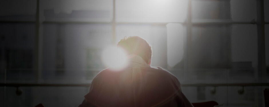 Mann vor Fenster mit wenig Licht  | VELUX Magazin