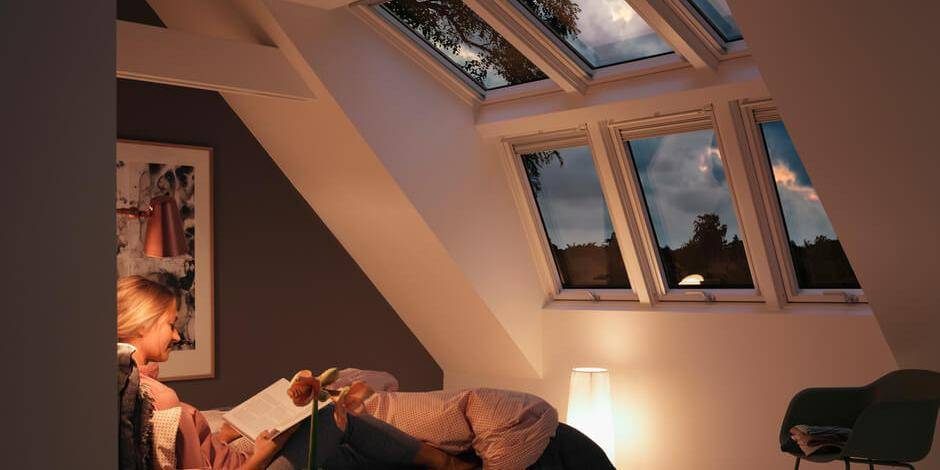 Kuschelecke unter großem Dachfenster am Abend | VELUX Magazin