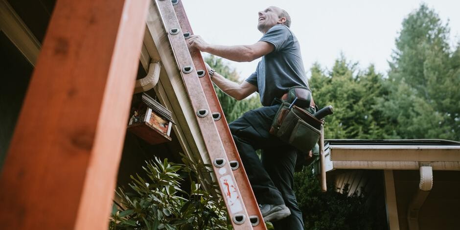 Dachwartung von einem Handwerker | VELUX Magazin