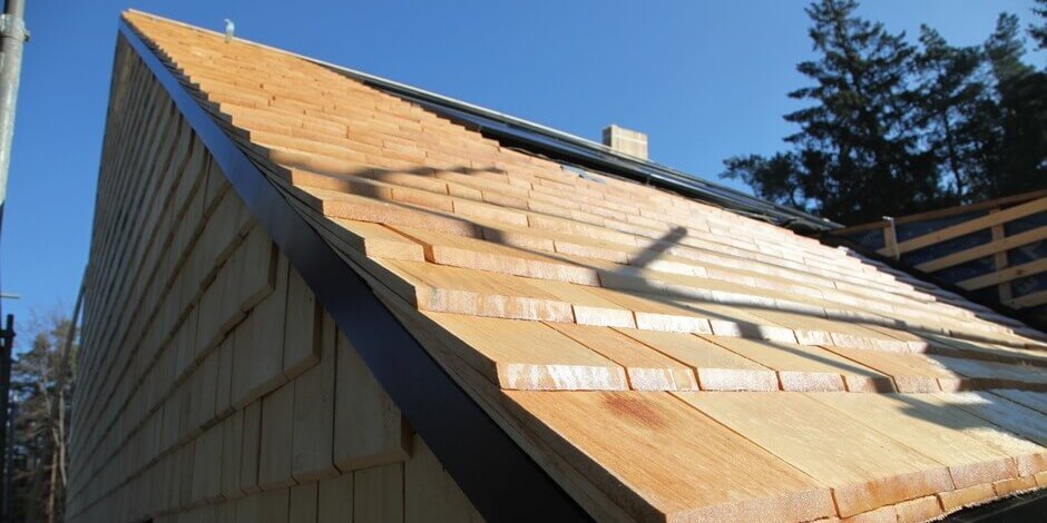 Haus mit Dachpfannen aus Holz | VELUX Magazin