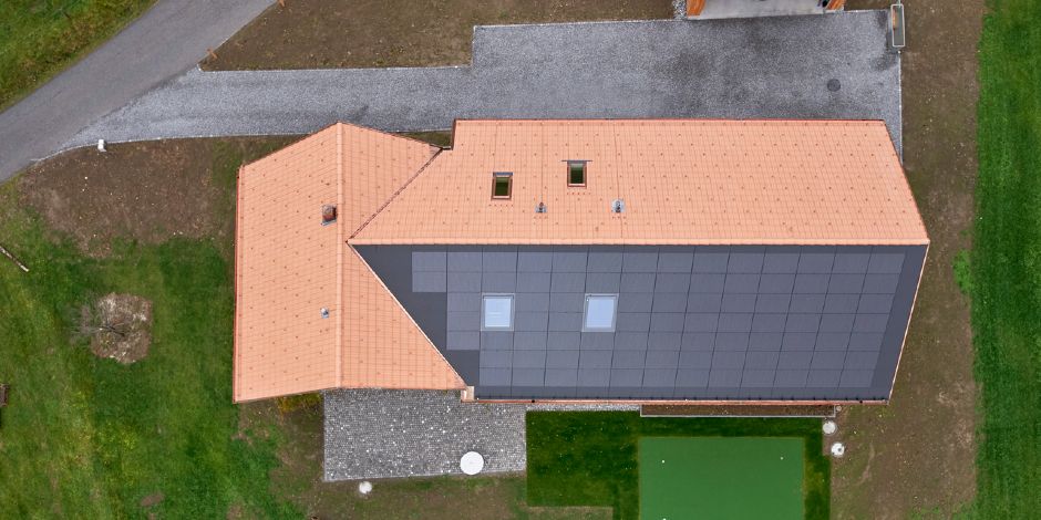 Indach-Photovoltaikanlage aus der Luft | VELUX Magazin