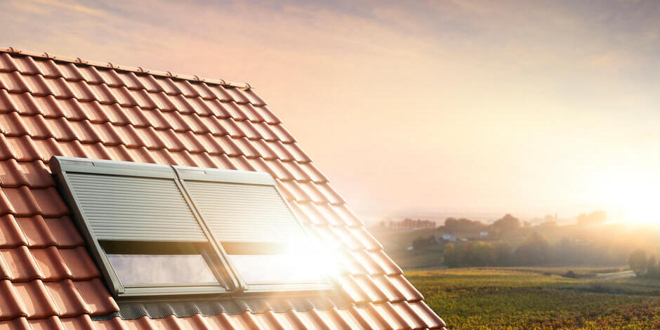 Die Sonne scheint auf den Rollladen auf den Dachfenstern | VELUX Magazin
